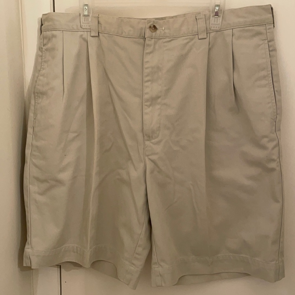 Never worn, men’s pleated shorts, sz 40, 9” inseam